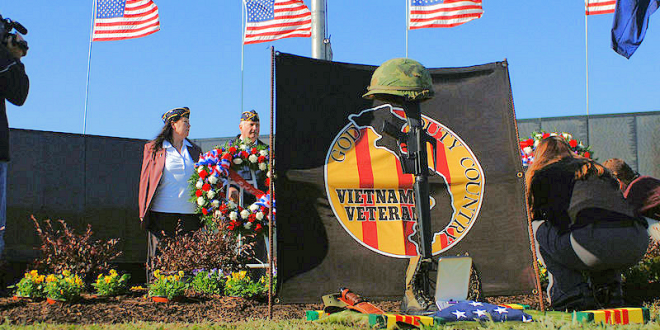 vietnam_wall_wreaths-memorial-washington-dc-wikicommons-posted-mhlivingnews-com-us-destinations-a.png